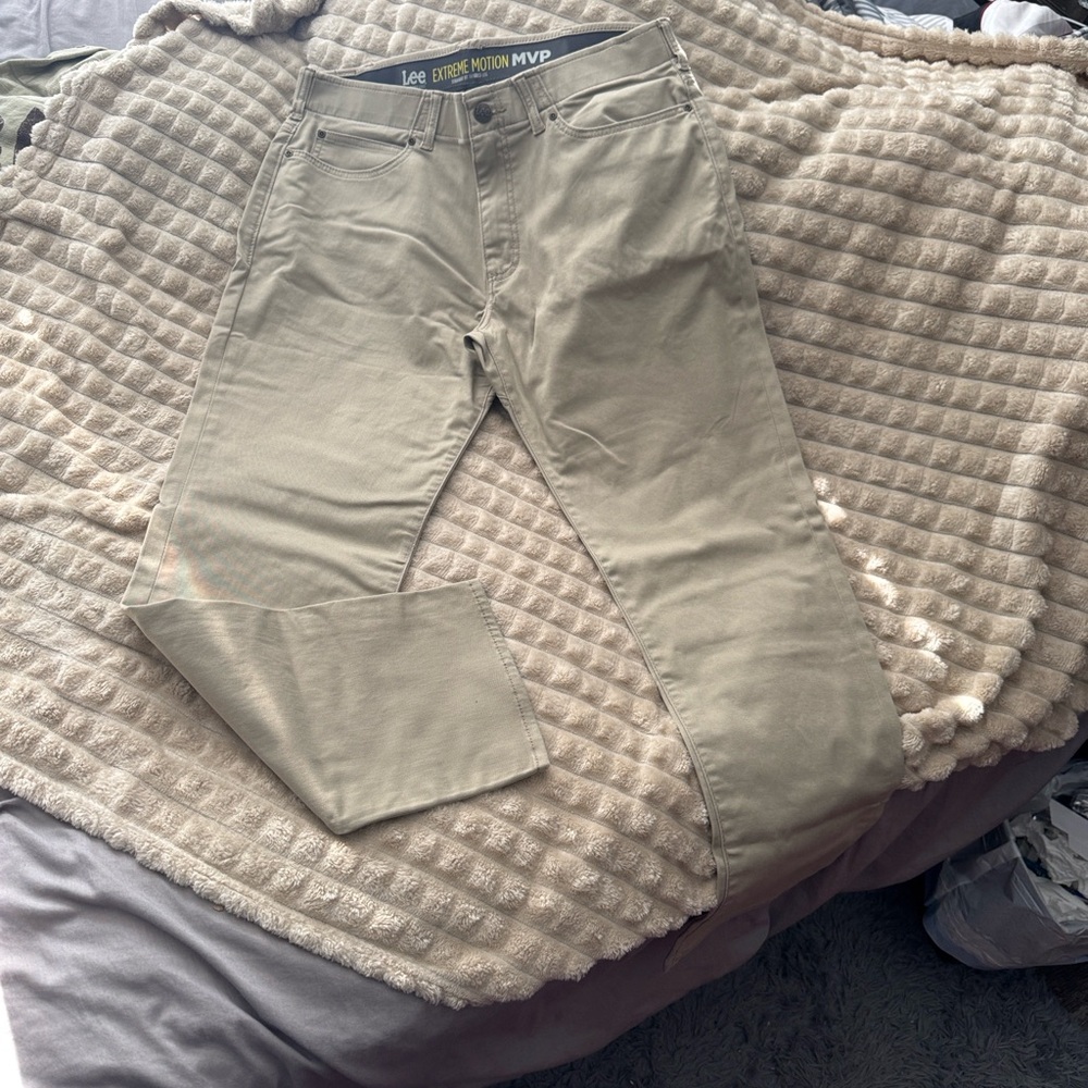 Lee Men's extreme motion straight tapered leg Khaki Chinos